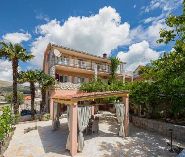 Apartmány Dora - with nice courtyard: A1(4), SA2(3) Trogir - Riviera Trogir 