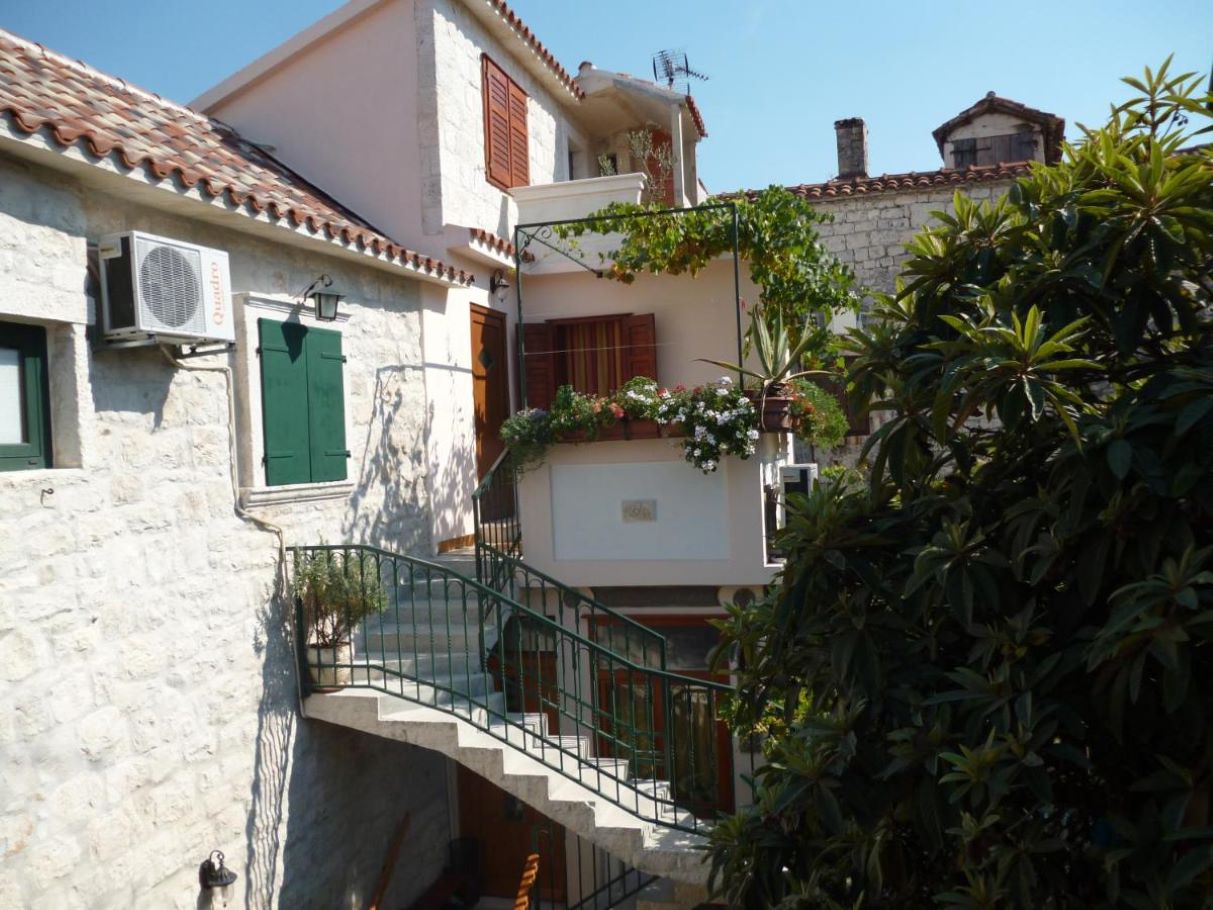 Apartmány a pokoje Jare - in old town R1 zelena(2), A2 gornji (2+2) Trogir - Riviera Trogir 