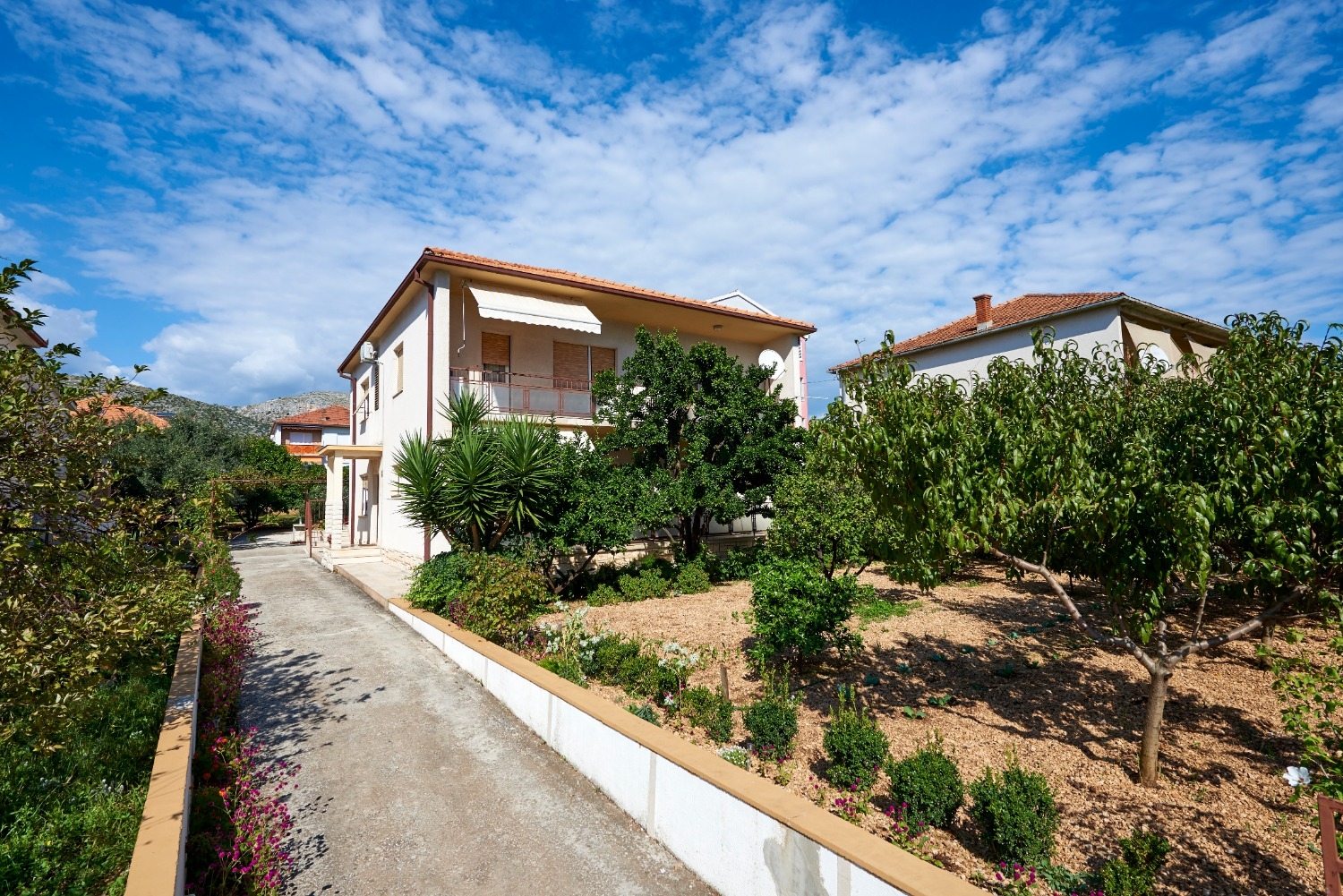 Apartmány a pokoje Ivo - with garden: A1(2+2), R1(2+1), R2(2) Trogir - Riviera Trogir 